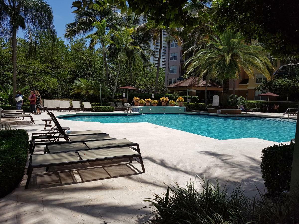 Yacht Club Aventura 2br + 2ba Appartamento